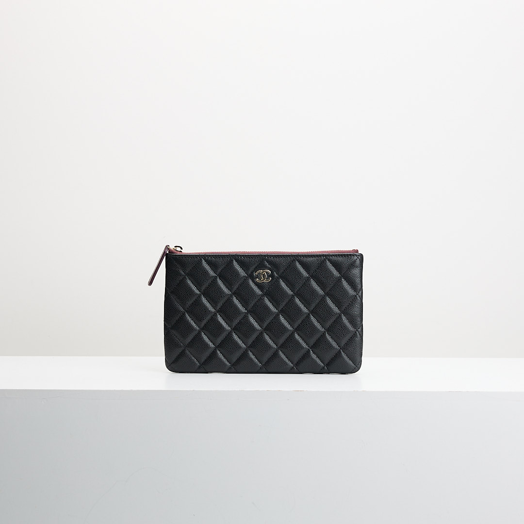 Chanel ㄧ字拉鍊手拿包/黑金牛